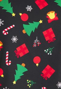 Svart tyg med ett festligt mönster av gröna julgranar, röda julgranskulor, gåvor, polkagrisar, snöflingor och kristyrblad.