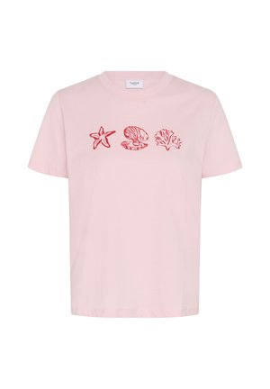 T-shirt rose clair à manches courtes avec des illustrations rouges sur la poitrine, représentant une étoile de mer, une palourde avec une perle et des algues.