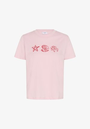 T-shirt rose clair à manches courtes avec des illustrations rouges sur la poitrine, représentant une étoile de mer, une palourde avec une perle et des algues.