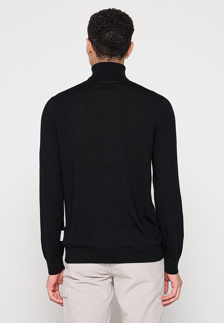 Schwarzer Rollkragenpullover mit gerippter Textur, taillierter Passform und langen Ärmeln. Verfügt über ein kleines Seitenetikett in der Nähe des unteren Saums.