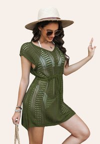 Abito coprente lavorato a maglia verde oliva con maniche corte, design a trama aperta, vita regolabile con cordoncino e spacchi laterali per uno stile e un comfort aggiuntivi.