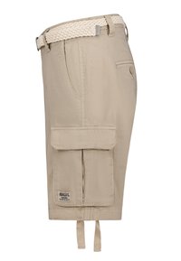Beige cargo-shorts met een gevlochten witte riem, zijzakken en een flapzak op het been. Heeft een merklabel nabij de zoom.