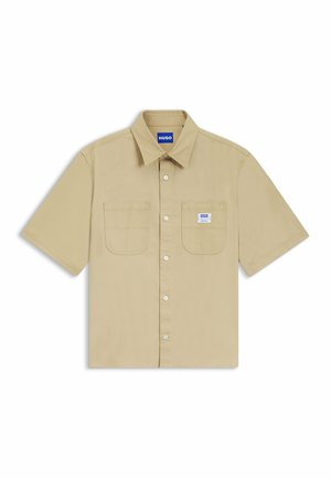 Camicia beige a maniche corte con bottoni, due tasche frontali, una con una piccola etichetta bianca, e colletto classico.