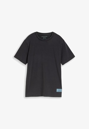 T-shirt noir à manches courtes avec col rond et une petite étiquette rectangulaire bleu clair près de l'ourlet inférieur sur un fond blanc.