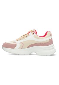 Tenisky s bílým, růžovým a béžovým síťovaným svrškem, texturovanými semišovými akcenty, kulatou špičkou, tlustou bílou podrážkou a barevnými tkaničkami.