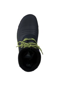 Stivale impermeabile nero con texture rigata, lacci verdi e colletto imbottito. Tacco e suola presentano un design rugged per una maggiore trazione.