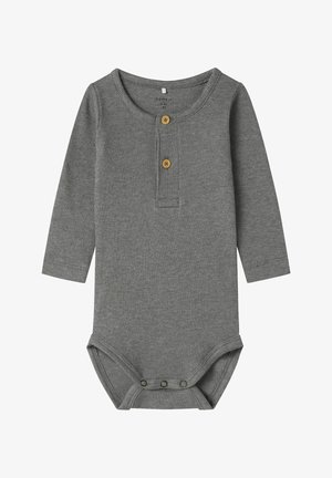 Bodysuit de algodón gris de manga larga con textura acanalada, cuello redondo, dos botones de madera en la parte delantera y cierres a presión en la parte inferior.