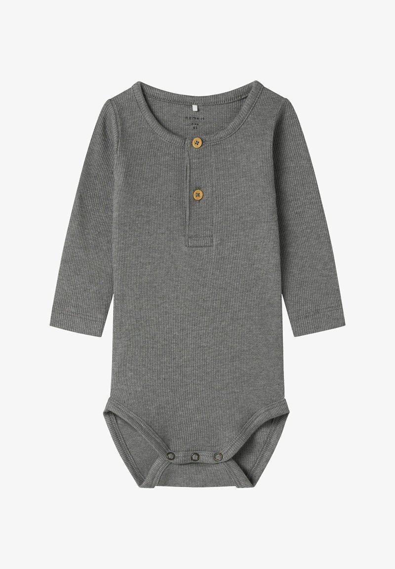Γκρίζο βαμβακερό bodysuit με μακριά μανίκια και ριβέ τελείωμα, στρογγυλή λαιμόκοψη, δύο ξύλινες κουμπότρυπες μπροστά και κουμπώματα με snaps στο κάτω μέρος.