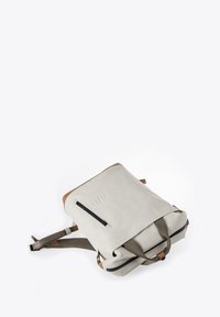 Zaino grigio chiaro realizzato in materiale liscio con dettagli marroni. Presenta spallacci regolabili, una tasca frontale con zip e manici superiori.