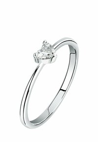 Silberring mit polierter Oberfläche, der mit einem herzförmigen, klaren Diamanten in der Mitte verziert ist, akzentuiert durch dezente Krappen.