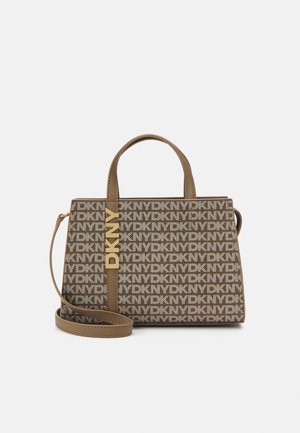 Sac à main marron DKNY avec motif logo répété, poignées supérieures, longue bandoulière, et pendentif logo DKNY doré sur la sangle centrale avant.