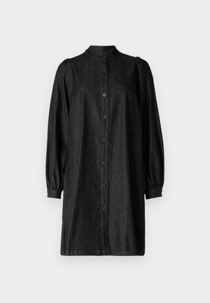 Vestido de ganga preto com colarinho alto, frente de botões e mangas longas com volume. Textura suave com um ligeiro brilho e ajuste entalhado.