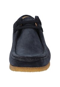 Navyblaues Wildleder-Slipper mit runder Kappe, umlaufender Steppnaht und strukturierten Schnürdetails. Gepolsterte beiges Sohle für Komfort.