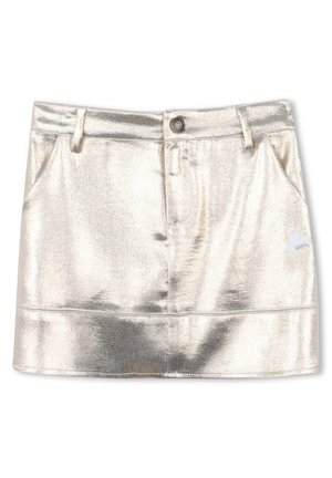 Mini-jupe argentée métallique avec une texture lisse et brillante. Elle possède des poches avant, une fermeture à bouton et un patch logo sur le côté gauche.
