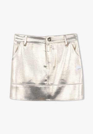 Metalen zilveren mini-rok met een gladde, glanzende textuur. Voorzien van voorzakken, een knoopsluiting en een logopatch aan de linkerkant.