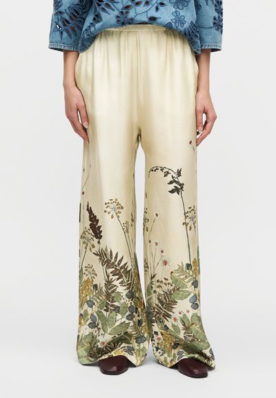 Κρεμ παντελόνι με φαρδιά μπατζάκια και floral τύπωμα, σε απαλό, μεταξένιο ύφασμα, με διακοσμημένη τελειώμα με πράσινα και καφέ φύλλα και πολύχρωμα λουλούδια.