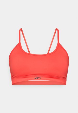 Top sportivo rosso con spalline sottili, design accorciato, texture liscia e un accento con logo nero sul davanti. Realizzato in materiale elasticizzato.