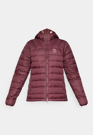 Bordeaux gekleed jack met capuchon, volledige voorrits, ritszakken aan de zijkant en een klein voslogo op de borst.