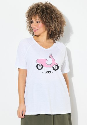 T-shirt blanc à col en V avec un graphique de scooter rose et l'année "1987". Fabriqué en tissu doux avec des manches courtes et une coupe décontractée.