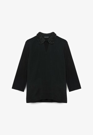 Schwarzes Oberteil aus strukturiertem Stoff mit einem dekorativen, mit Perlen besetzten Kragen und einem Schlüsselloch-Ausschnitt. Lange Ärmel mit leicht abgerundetem Saum.