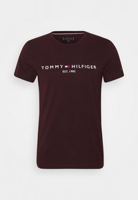 Bordeaux puuvillane T-särk ümarte kaelustega, millel on valge "TOMMY HILFIGER" logo ja "EST. 1985" tekst, ümar hem, lühikesed varrukad.