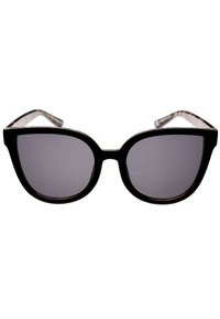 Musta muovinen kissojen silmät -aurinko- jahtisilmät tummilla linsseillä, leveällä kehykellä ja läpinäkyvillä kilpikonnakuvioiduilla korvalapuilla.