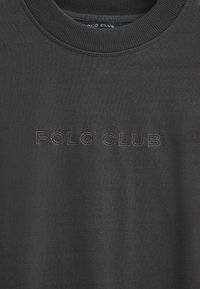 Dunkelgrauer Kapuzenpullover mit geripptem Rundhals. Mit einem dezenten, erhabenen "POLO CLUB"-Logo in passender Fadenfarbe. Glatte Textur.