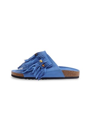 Sandale bleu à enfiler avec semelle en liège, décorée de franges et de perles en bois sur la bride supérieure.