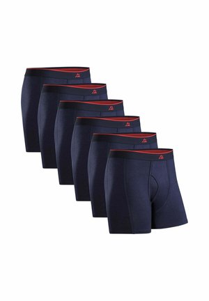 Seks par mørkeblå herreboxershorts med sorte og røde linninger, arrangeret i en forskudt række på en hvid baggrund.
