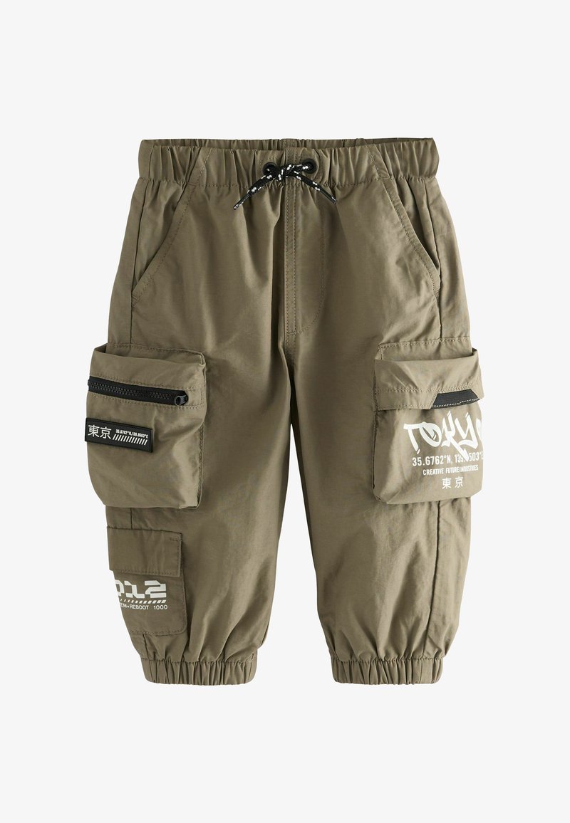 Pantaloni cargo verde oliva con vita e polsini elasticizzati, tasche frontali, grandi tasche laterali con zip e patta con testo e grafiche bianche a tema Tokyo.