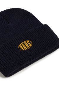 Berretta di maglia blu navy con texture a costine, caratterizzata dal logo 'VANS' giallo ricamato a forma di ovale sulla parte frontale.