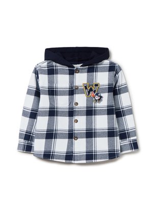 Langärmeliges weißes und marineblaues kariertes Hemd mit Knöpfen, marineblauem Kapuzen und gelbem "W"-Aufnäher mit einem kleinen Pinguin, der eine Karotte hält.