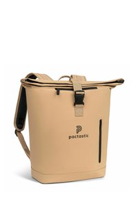 Bolsa tote impermeable beige con correas ajustables, un bolsillo con cremallera y una parte superior plegable asegurada por una hebilla. Presenta un logo impreso en la parte frontal.