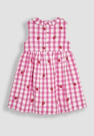 Roze gingham jurk met geschulpte zoom, ronde kraag en geborduurde rode aardbeien. Knopen sluiting aan de achterkant, met een geplooide rok.