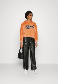 Karl Kani VARSITY HOODIE - Vesta od flisa - orange