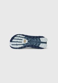 Semelle de chaussure de trail running avec un motif de crampons profonds. Principalement bleu marine foncé avec des accents bleu clair et une partie renforcée au niveau du talon.