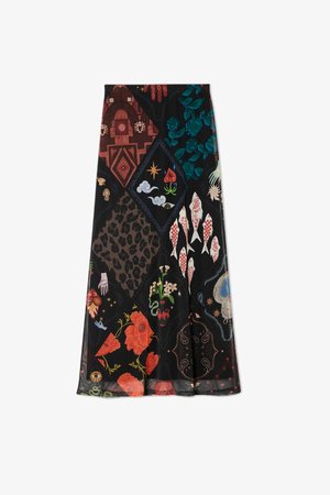 Maxi krilo s patchwork dizajnom v različnih barvah. Vsebuje cvetlične, živalske in abstraktne vzorce na črni podlagi, izdelano iz lahkotnega blaga.