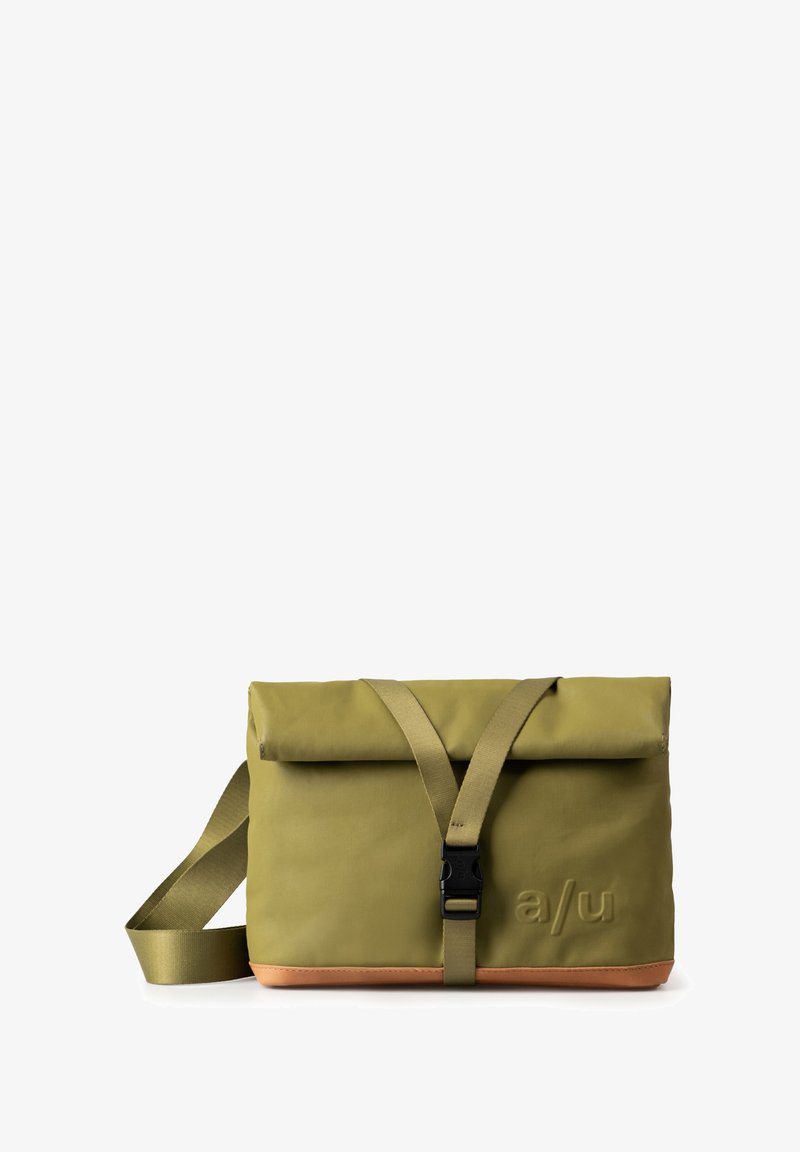 Borsa a tracolla verde oliva con chiusura roll-top, tracolla regolabile e base in contrasto color sabbia. Include una fibbia in plastica e un dettaglio con il logo.