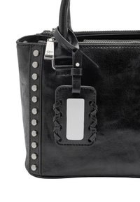 Czarna skórzana torebka z srebrnymi ćwiekami wzdłuż boku, prostokątną metką z ozdobnym wzorem koronkowym oraz zamkiem błyskawicznym na górze.