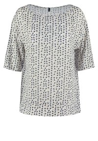 Top corto bianco a maniche corte con un motivo geometrico astratto blu e beige. Tessuto leggero con una vestibilità rilassata e scollatura a barca.