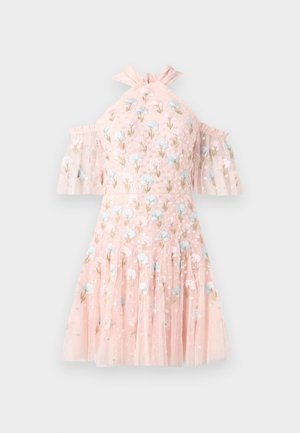 Różowa krótka sukienka z odkrytymi ramionami, zdobiona niebiesko-różowym kwiatowym haftem, przezroczystą, warstwową tkaniną tiulową oraz falbankowym dekoltem.