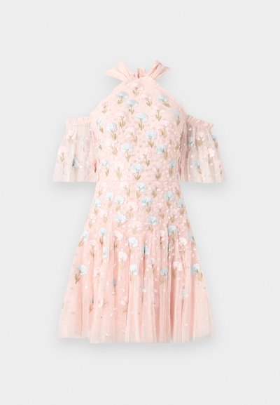 Rosa kurzes Kleid mit schulterfreien Ärmeln, verziert mit blauer und rosa Blumenstickerei, transparentem, mehrlagigem Tüllstoff und einem Rüschensaum am Ausschnitt.