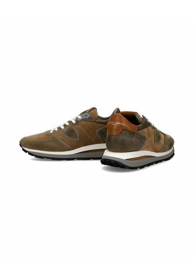 Bruine suède sneakers met een gestructureerde afwerking, contrasterende grijze accenten, een witte tussenzool en een rubberen buitenzool met zwarte profiel.