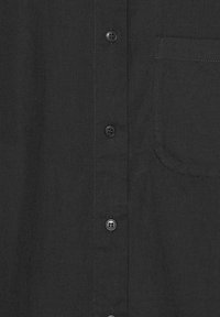 Camicia nera avvitata con una texture liscia, sei bottoni sul davanti e una sola tasca sul petto a sinistra.