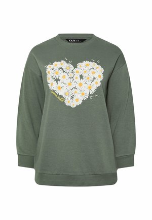 Sudadera de manga larga color verde oliva con gráfico de corazón de margaritas blancas y amarillas y texto "bloom wild" en el frente.