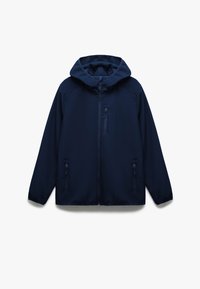 Chaqueta con capucha de color azul marino, con cierre de cremallera frontal, dos bolsillos laterales y un bolsillo en el pecho. Fabricada en tela ligera y suave con puños elásticos.