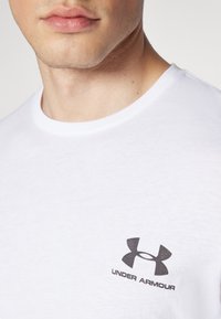 Under Armour LEFT CHEST LOGO - T-shirt con stampa - white/black
