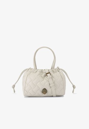 Sac à main en cuir blanc matelassé avec des poignées supérieures, fermeture à cordon et un détail en métal doré sur le devant. Texture lisse.