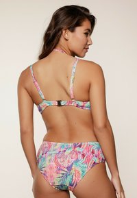 Barevný bikiny s paisley a tropickým vzorem. Nastavitelné ramínka a uzávěr na zadní straně. Měkká, elastická tkanina.