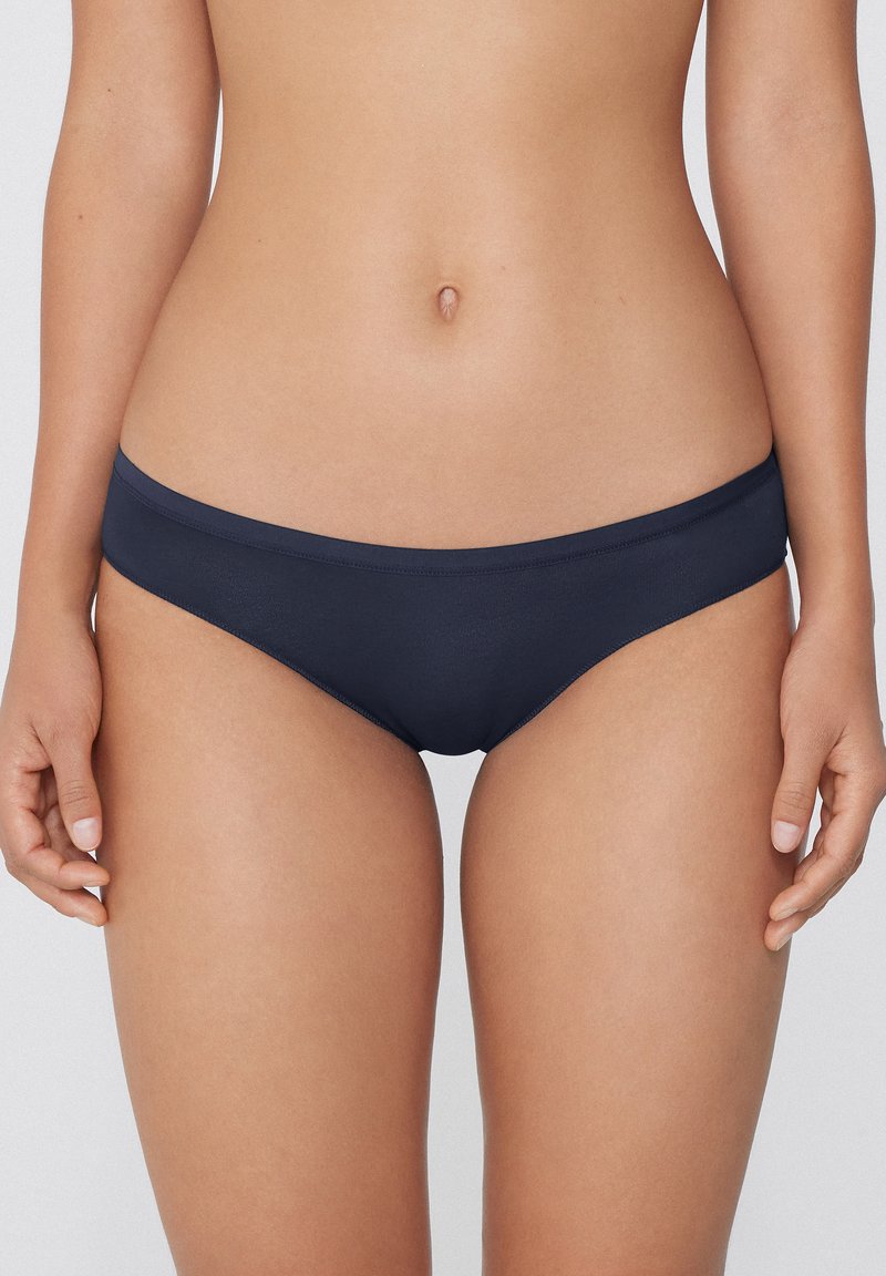 Mutande blu navy realizzate in un tessuto liscio e elasticizzato. Presentano un design a vita bassa e uno stile minimalista senza motivi o accessori.